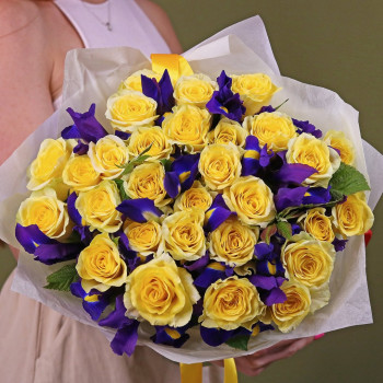 Желтые розы с ирисами