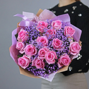 Букет с розовыми розами и гипсофилой