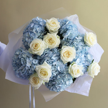 Голубая гортензия с белой розой
