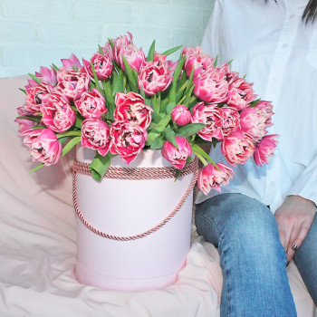 Розовые махровые тюльпаны в коробке