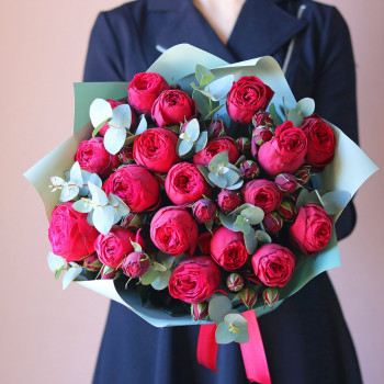 19 красных пионовидных роз Ред Пиано