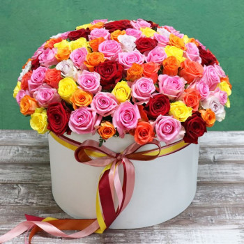 Разноцветные розы в коробке