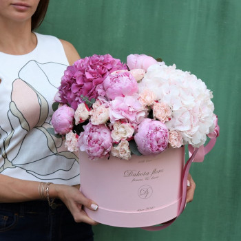 Цветы в коробке "розовая нежность"