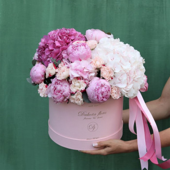 Цветы в коробке "розовая нежность"
