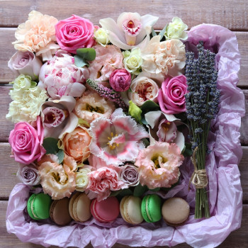 Цветы и пирожные в коробочке