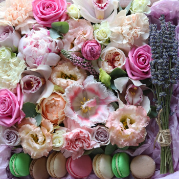 Цветы и пирожные в коробочке