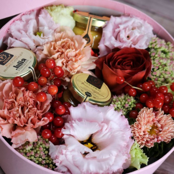 Цветы в круглой коробочке с мёдом