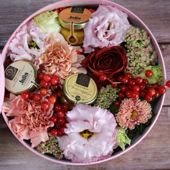 Цветы в круглой коробочке с мёдом