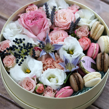 Цветы с пирожным и мёдом в коробке