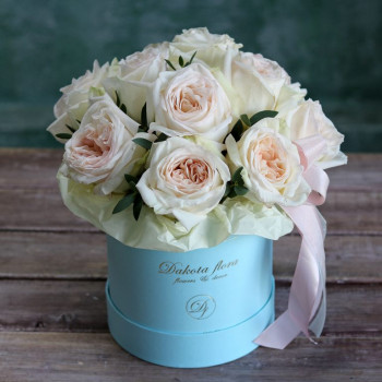 Пионовидные розы Вайт Охара в коробочке