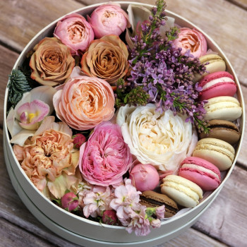 Цветы и пирожные в коробочке "02"