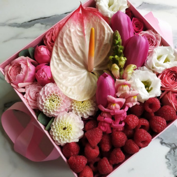Цветы и ягоды в коробочке