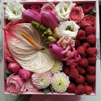 Цветы и ягоды в коробочке