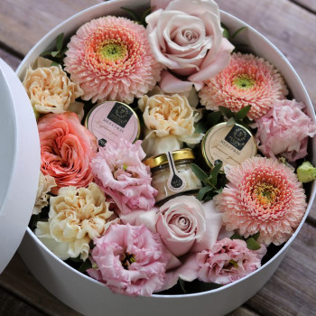 Коробочка с цветами и мёдом