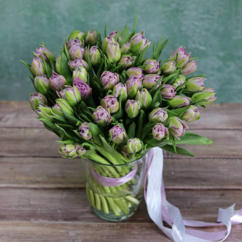 Махровые тюльпаны в вазе