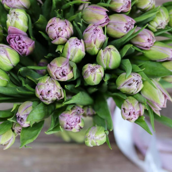 Махровые тюльпаны в вазе