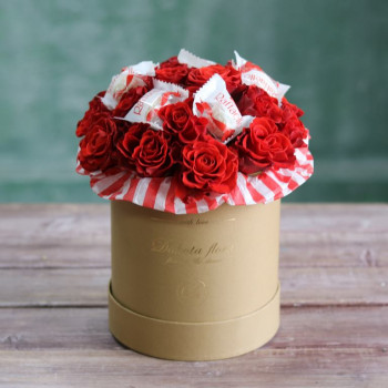 Алые розы и конфеты Рафаэлло в коробке