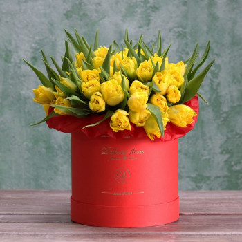 Желтые махровые тюльпаны в коробке