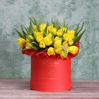 Желтые махровые тюльпаны в коробке