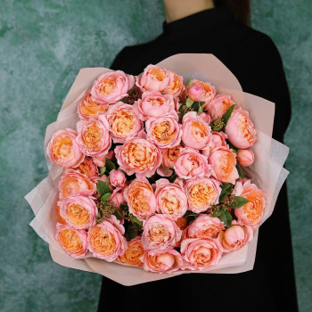 Пионовидная кустовая роза Джульетта в букете