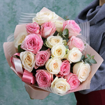 Белые и розовые пионовидные розы 19 шт.