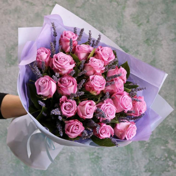 Букет из фиолетовых роз с лавандой