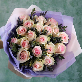 Розовые розы с лавандой букет
