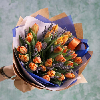 Оранжевые тюльпаны с лавандой букет
