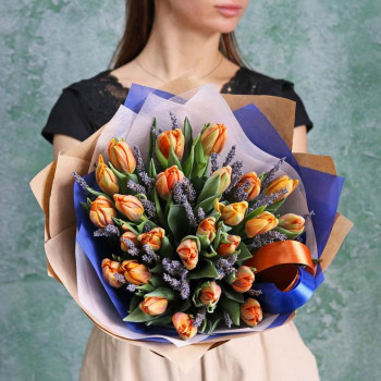 Оранжевые тюльпаны с лавандой букет