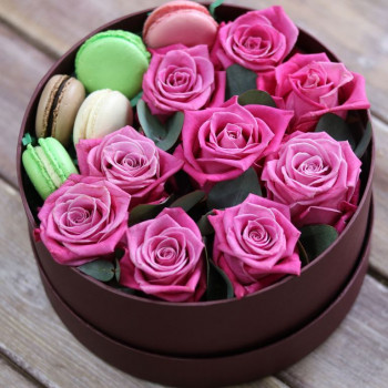 Розы с пирожными в коробочке