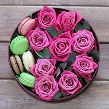 Розы с пирожными в коробочке