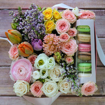 Цветы и пирожные в коробочке "04"